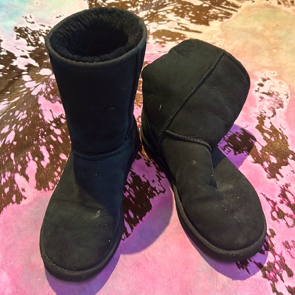 Ugg Classic Short boots. Size w9. Used fair condition